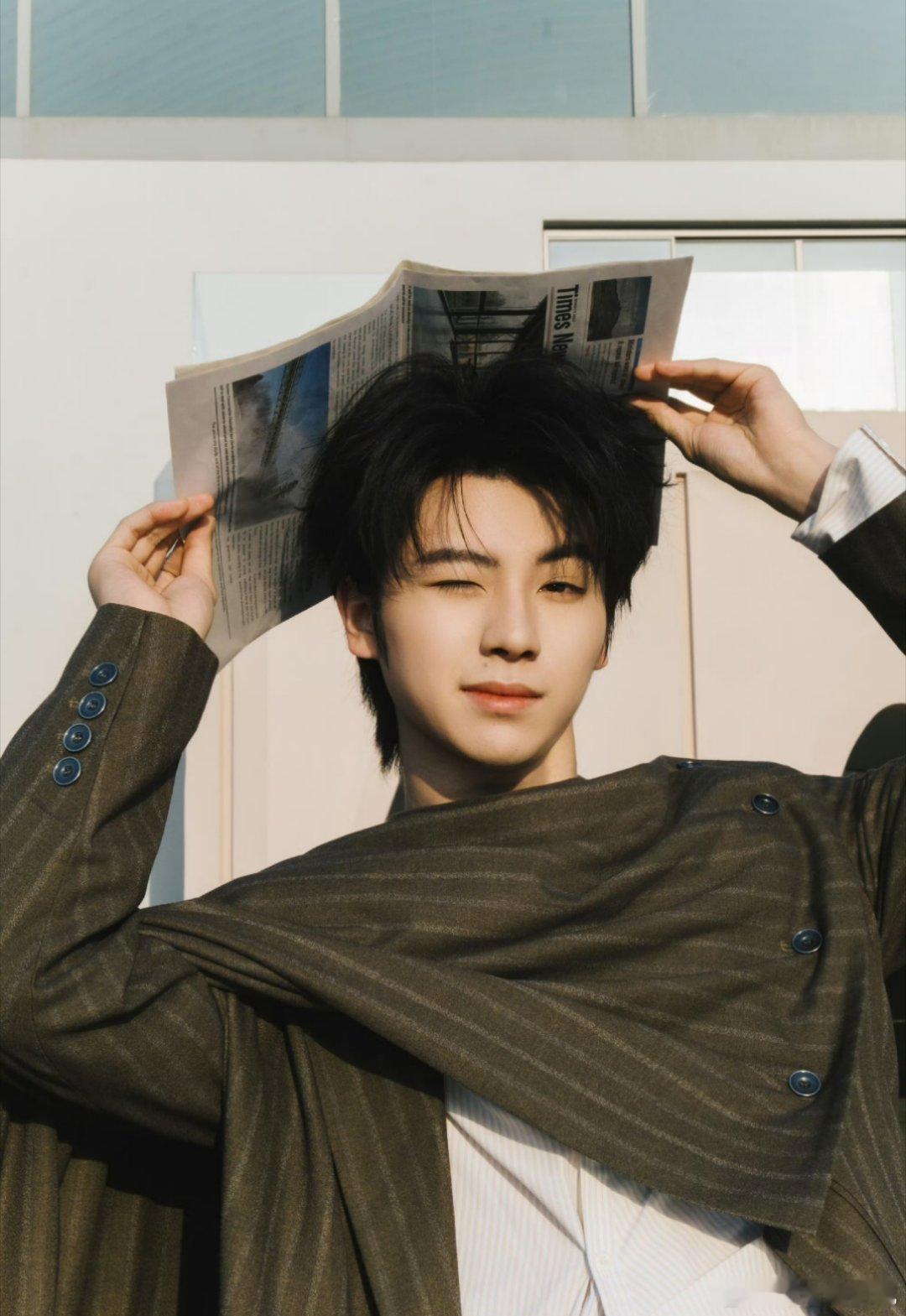 微博之夜第一波艺人出图，你喜欢谁的造型呢周震南、张艺凡、陈伟霆宋轶、张康乐、张萌