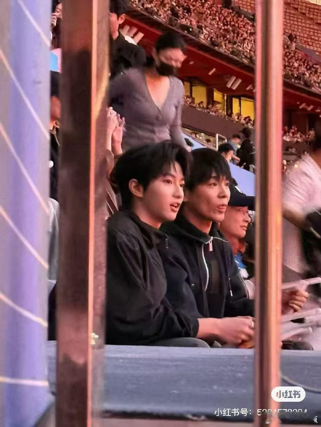 穆祉丞去看张杰演唱会了 偷偷去看演唱会的小朋友，安静又乖巧可爱满分 