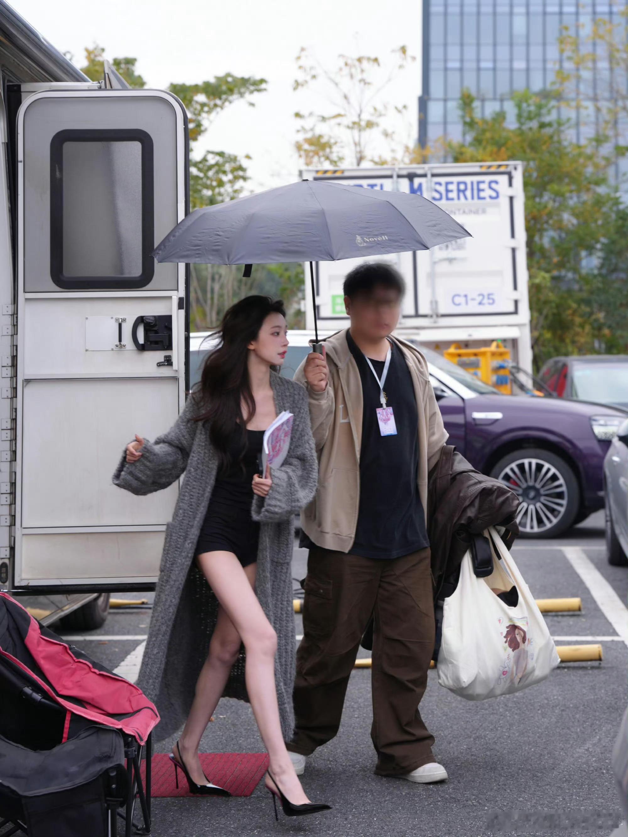 易梦玲复工了，胡彦斌吃的确实好啊，女朋友都是“腿精”