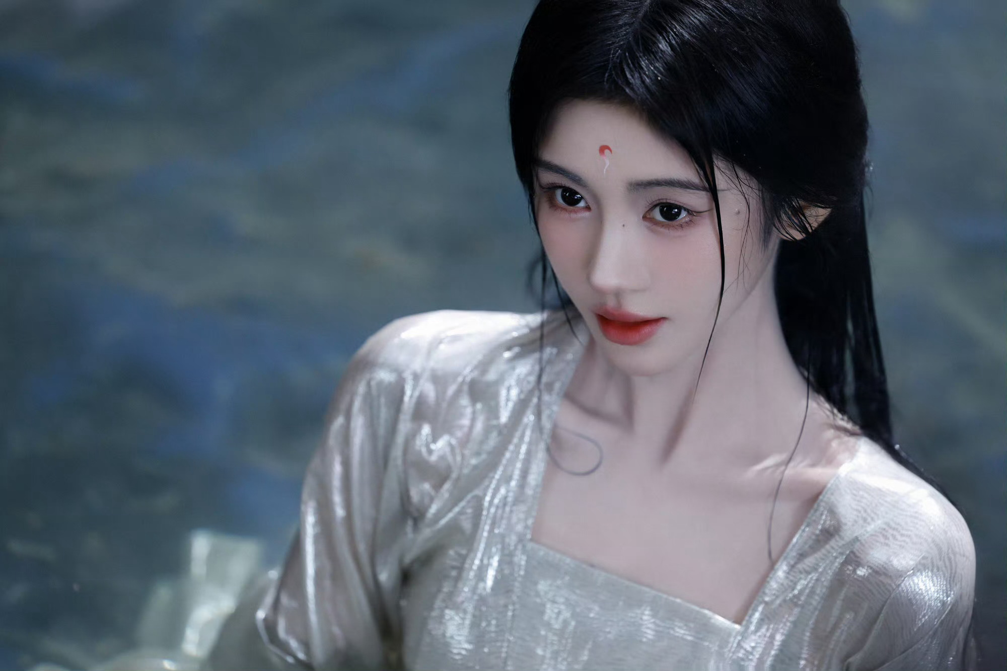 鞠婧祎第一次线下追剧团 网传4月7日鞠婧祎将参与《月鳞绮纪》线下追剧团，而这也将