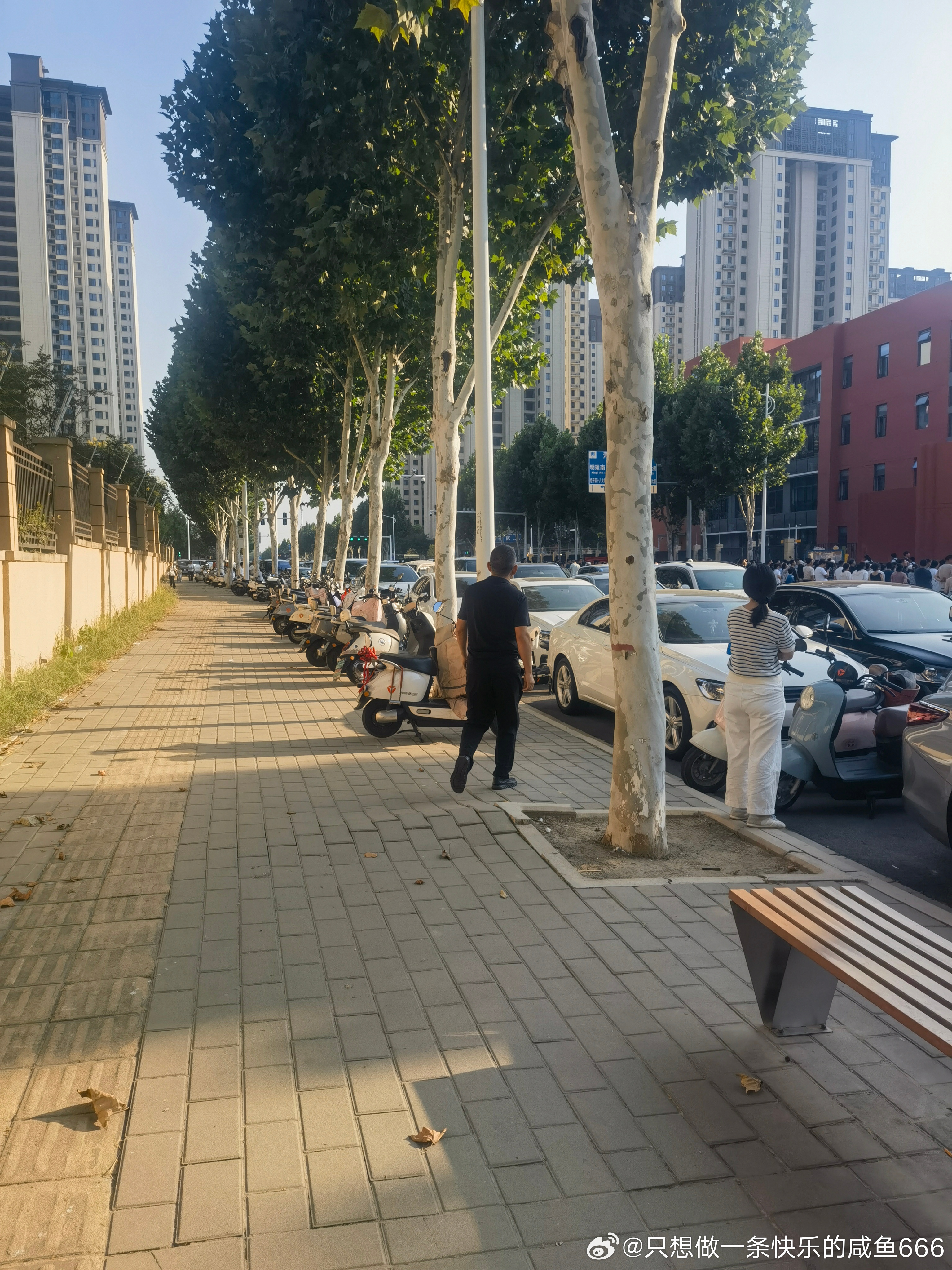 机器猫慌慌张张的跑着去接，我也跑可快去接。谁知道见了面，小北态度依然非常冷淡，我