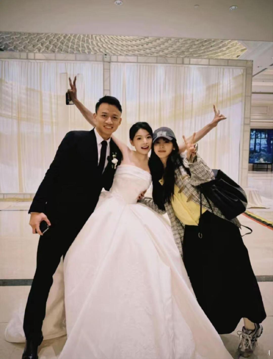 #章若楠和妹妹妹夫的合照#章若楠这么忙都会抽时间回家参加婚礼，和妹妹的关系真的好