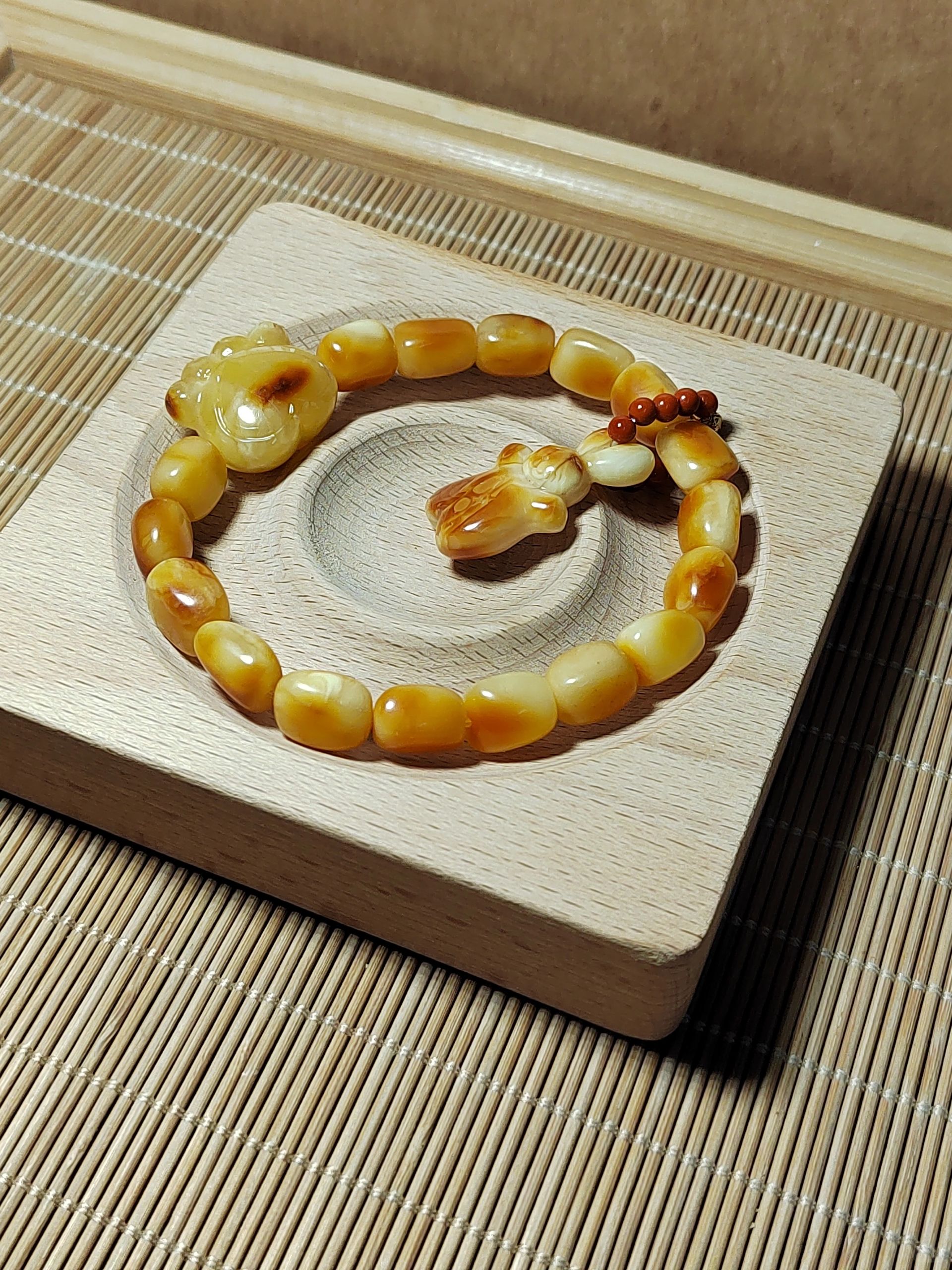 「森屿🍞蜜蜡随形手串」