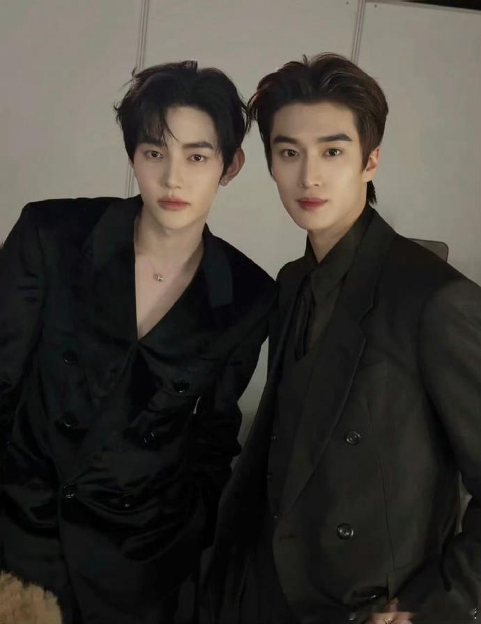 章昊晒双份同框，与张康乐、赖伟明合照超有范，和赖伟明的人生四格，超萌。章昊与张康