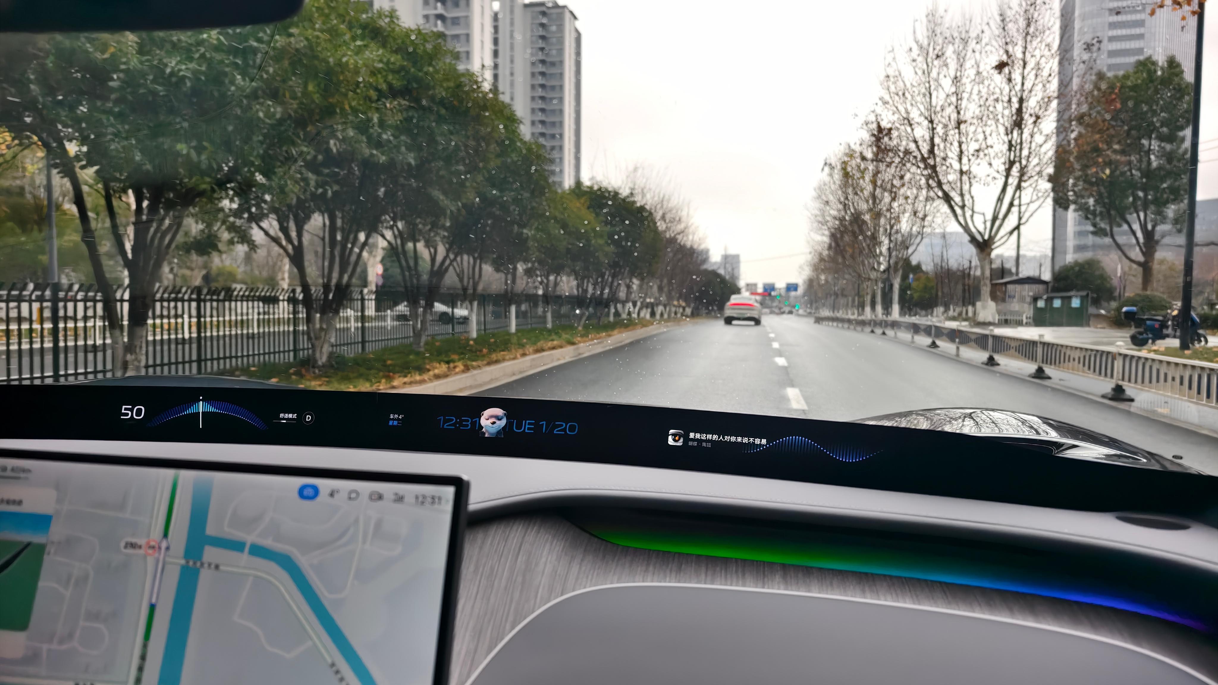 小米YU7的天际屏是真不错，显示极为清晰，明显强于HUD。而且还能遮挡一下蚌式机