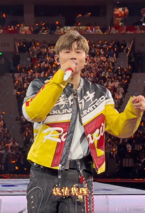 张杰在我面前唱了过云雨 张杰未live巡回演唱会谁还没羡慕前排的姐妹！张杰就在我