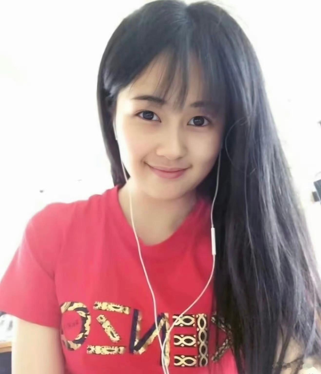 十年前的白鹿，真就是一个普通路人的样子，好奇她怎么当上明星的？白鹿空降艺术体操世