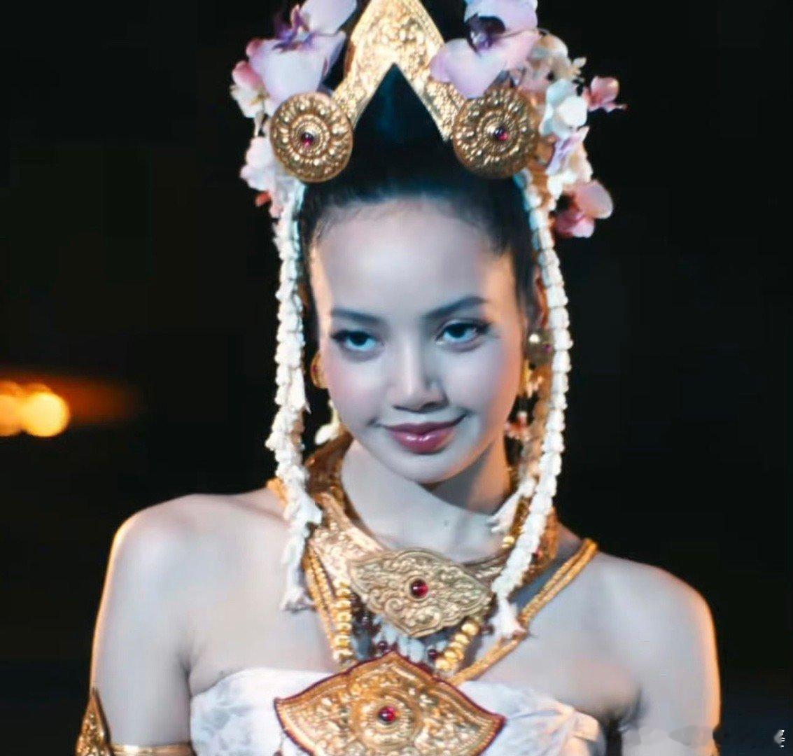 Lisa白莲花度假村新造型 Lisa演的是酒店经理的角色，这个角色前两季都是主角
