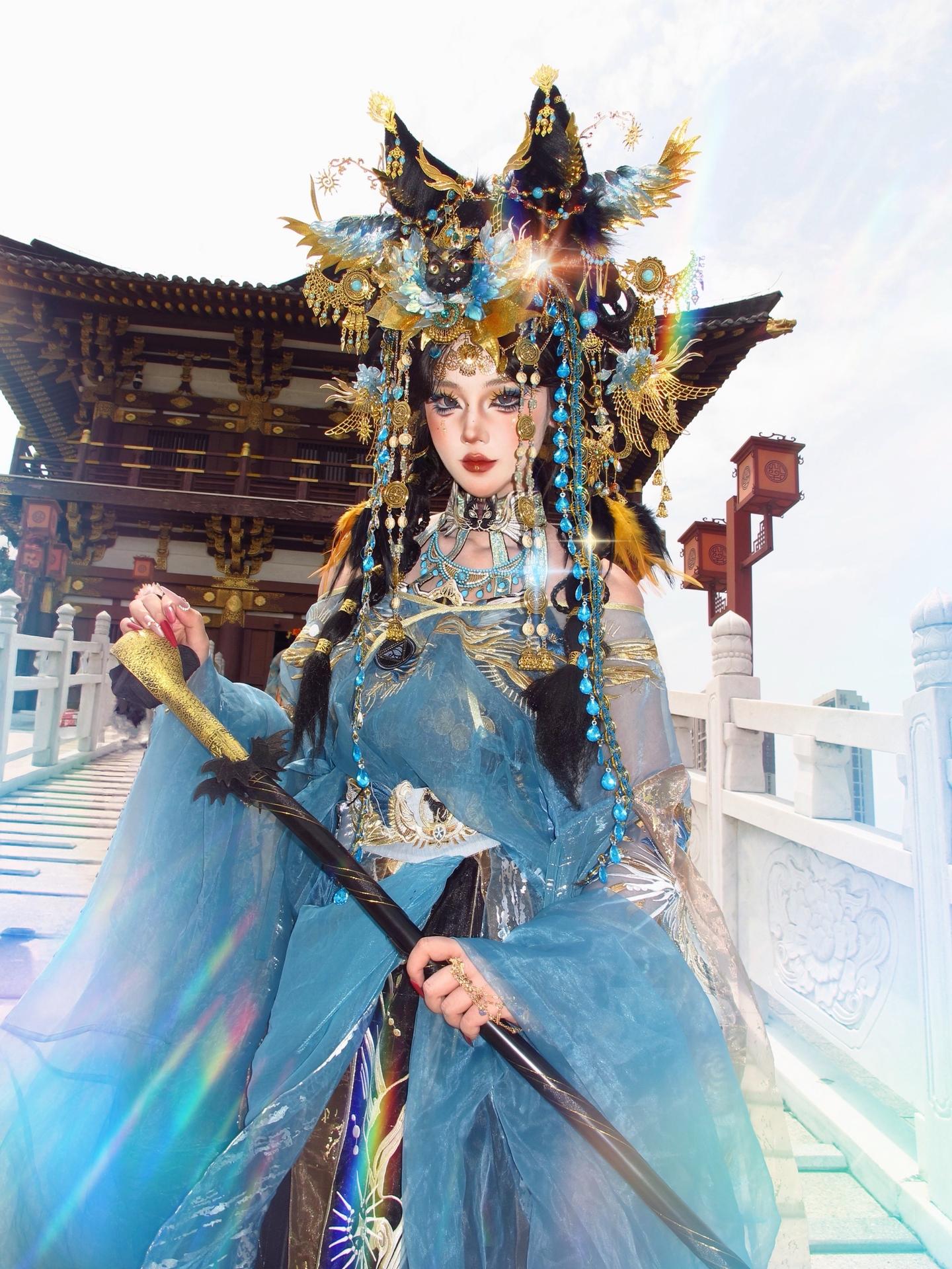 玄猫为冠，流珠作帘，一抬眼便勾走满堂鎏金灯火。
