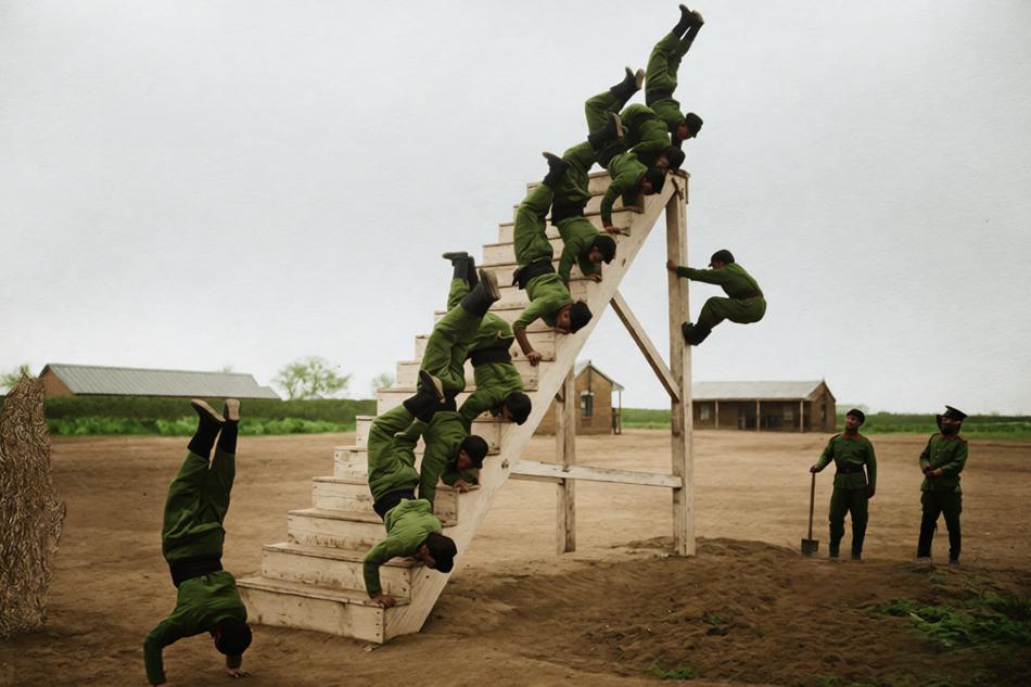 1910年，陆军第一混成协的器械体操训练，士兵们在木质阶梯器械上做倒立、攀爬等动