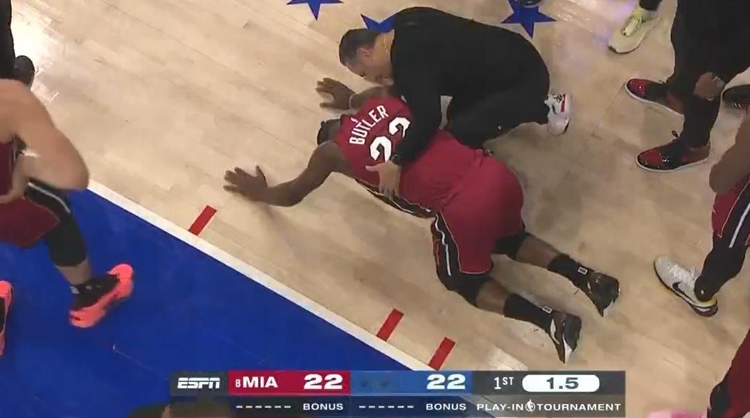 巴特勒捂着膝盖痛苦倒地仍坚持完成罚球，真的硬！#nba你我皆主角##NBA[超话