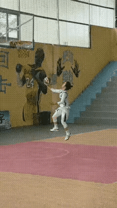 没看错的话，她们打的是篮球吧？[捂脸]