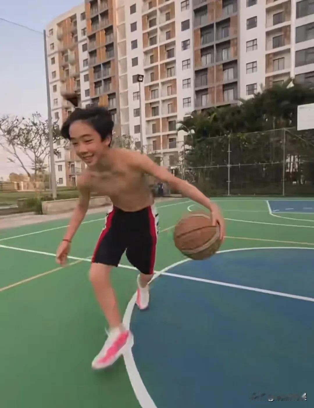 陈小春和应采儿是怎么养儿子的，把Jasper养得这么阳光、开朗、又活泼的！
他们