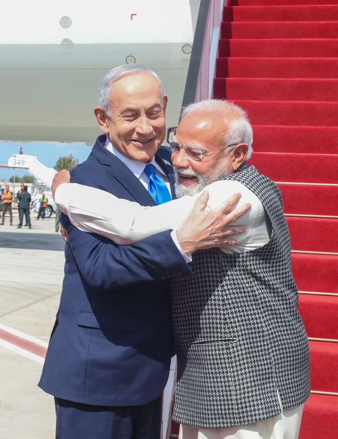 印度总理莫迪访问以色列，万万没想到，以色列总理内塔尼亚胡和夫人亲自赴机场接机，飞