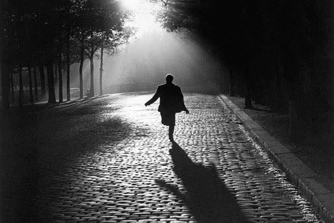 民众仇恨谁呢，就像众狗仇恨野狼那样：是自由的精神、是桎梏的敌人、是不敬拜者，是栖