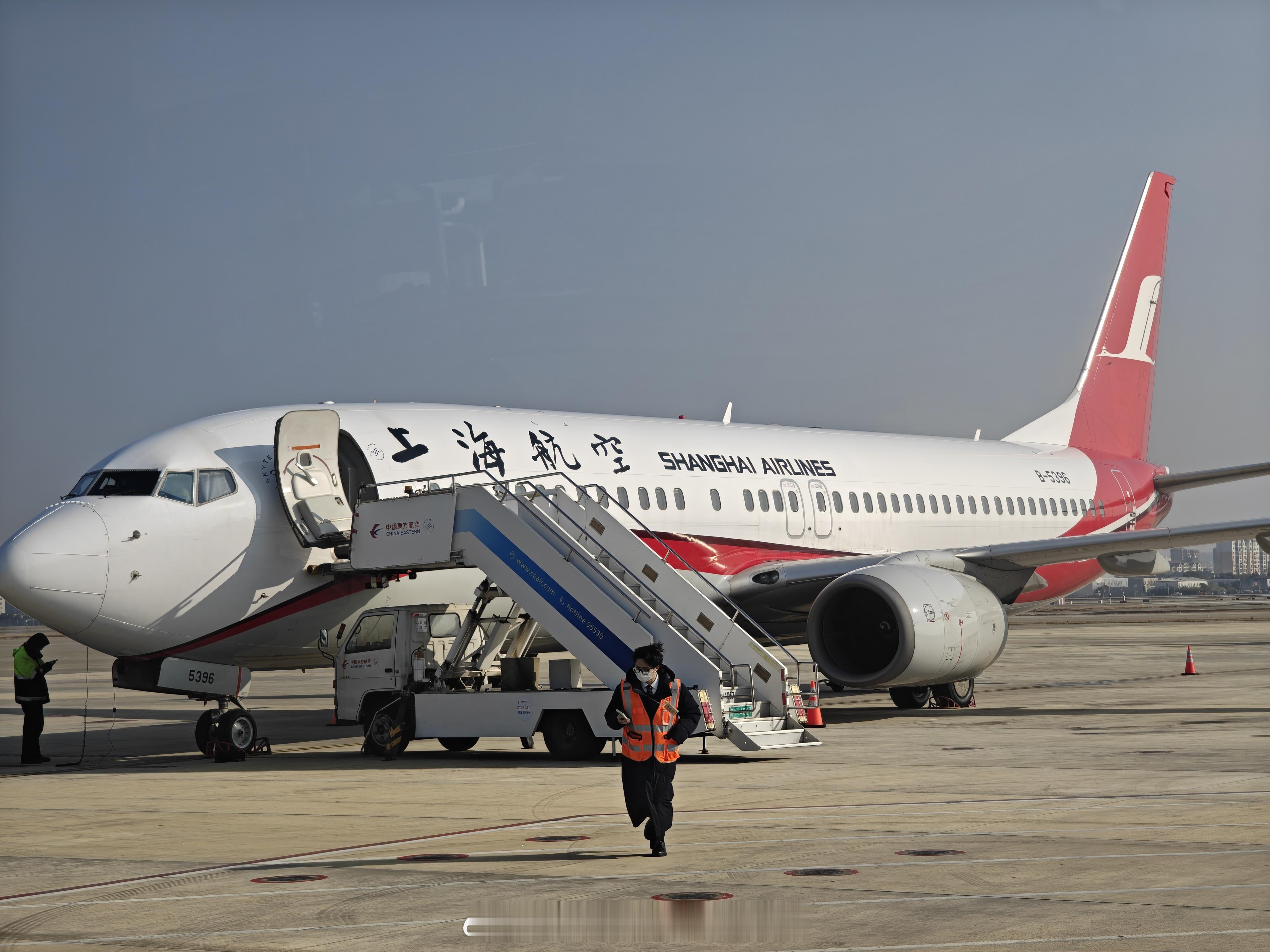 印象中第一次坐上海航空，这亚麻米色座椅挺好看。飞海拉尔冰雪试驾是这样的了，航班航