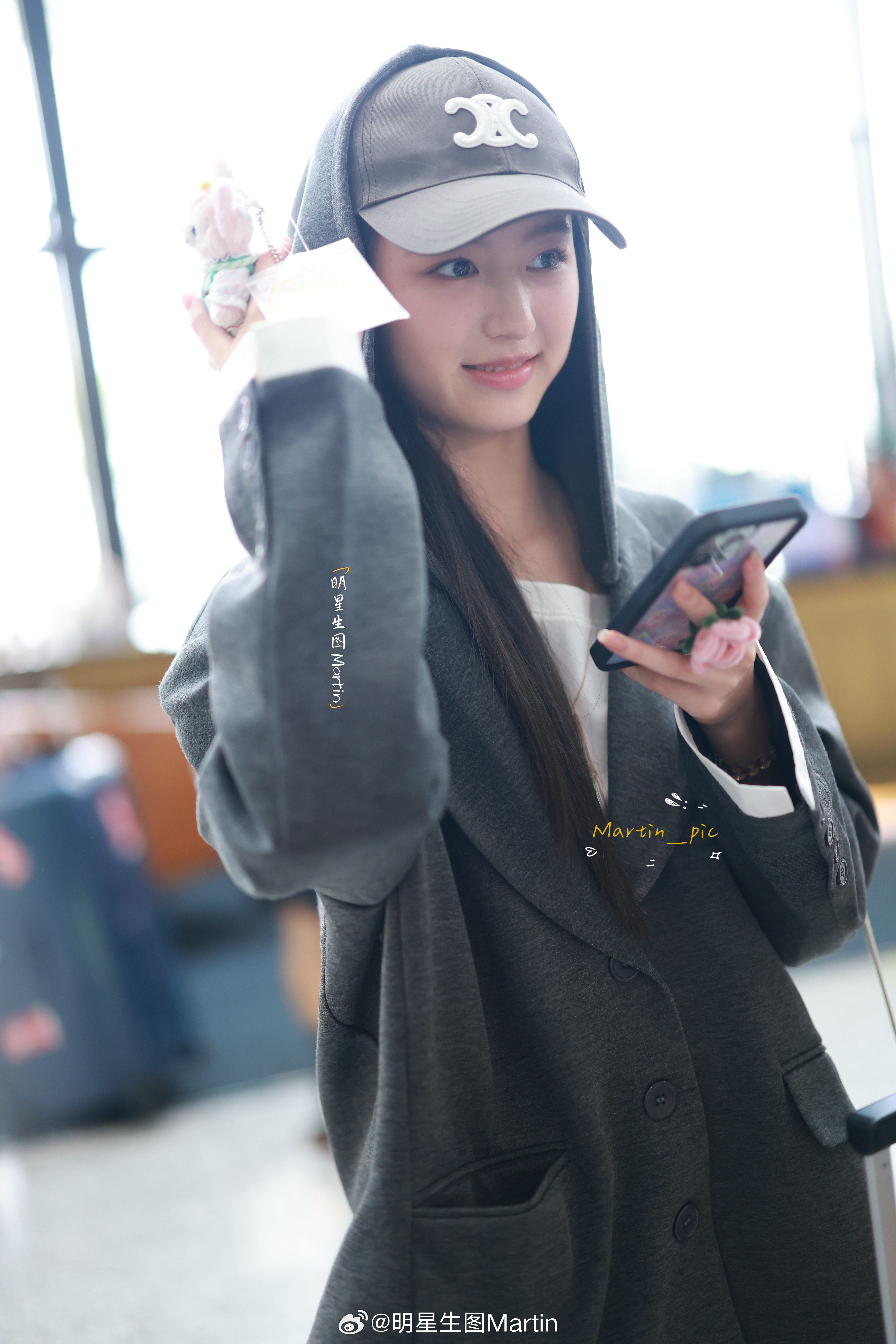 裴佳欣[超话]  裴佳欣 250928 SHA出发生图掉落~可可爱爱[哇][哇]