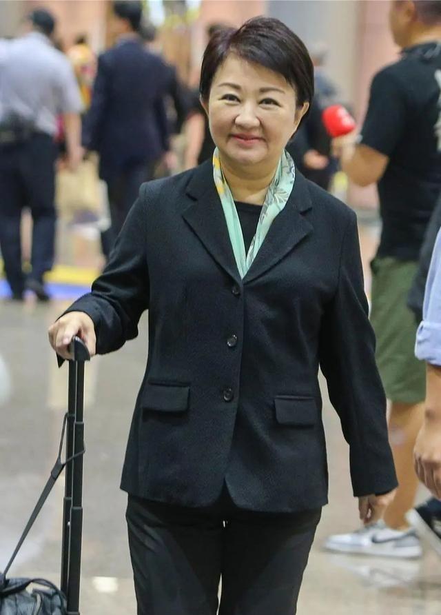 台媒称：卢秀燕考虑不选国民党主席。台湾8月23日“大罢免”牵动国民党主席改选。据