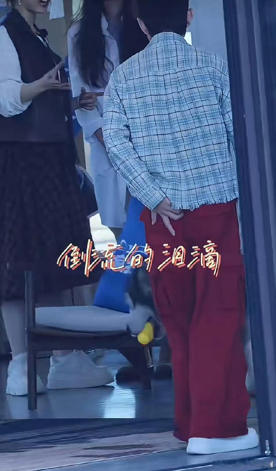 何炅飞行亲爱的客栈亲爱的客栈暖心属性全程在线，主动关心每个人的状态，化解小尴尬，