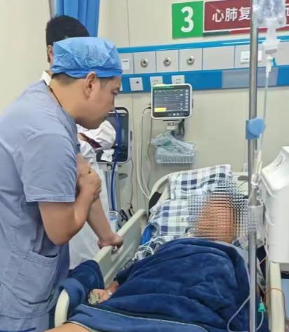 广东东莞，一名38岁的工厂工人突感胸背剧痛，被诊断为高危重症，死亡率高达七成，需