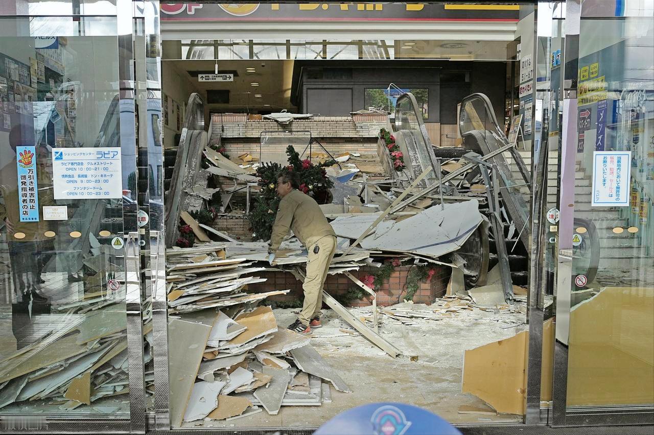 日本的地震年年有，关于日本地震的抽象对话不一定年年有。

有句话叫多难兴邦，这话