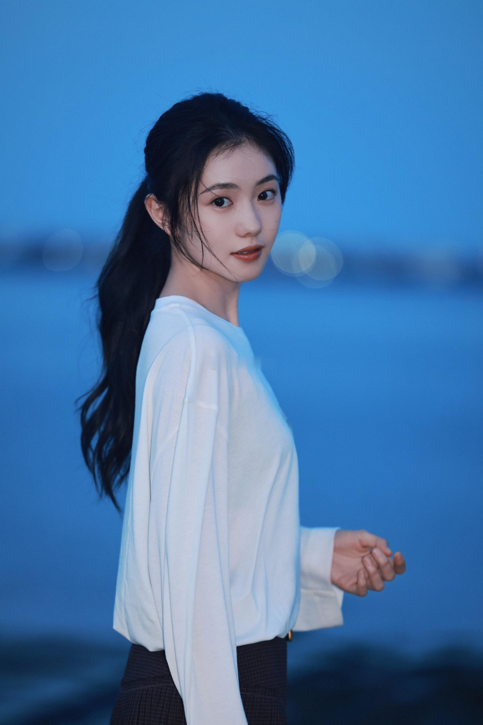 刘浩存海边蓝调梦回马小远刘浩存替马小远看了海 这组图的蓝调时刻抓得太好了，光线、