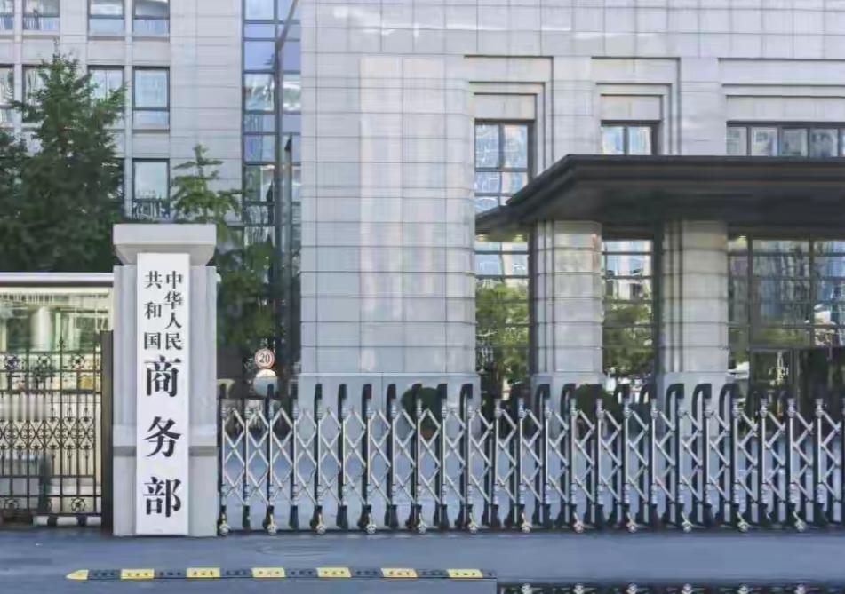 奉陪到底，中国商务部刚刚宣布。
 
先说个结论：这次光纤反倾销续征，本质上不是“