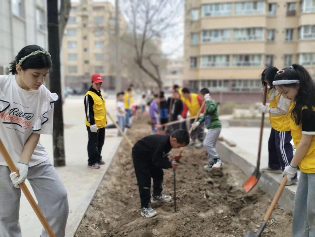 人每天奔波劳碌,究竟是为了什么? 人每天奔波劳碌，究竟为了啥？清晨地铁长龙里，睡