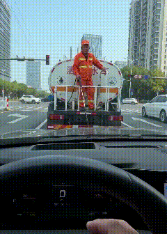 路遇洒水车，视频车司机开玩笑喊环卫工洗车，被摇头拒绝后，竟然还按喇叭挑衅。
环卫