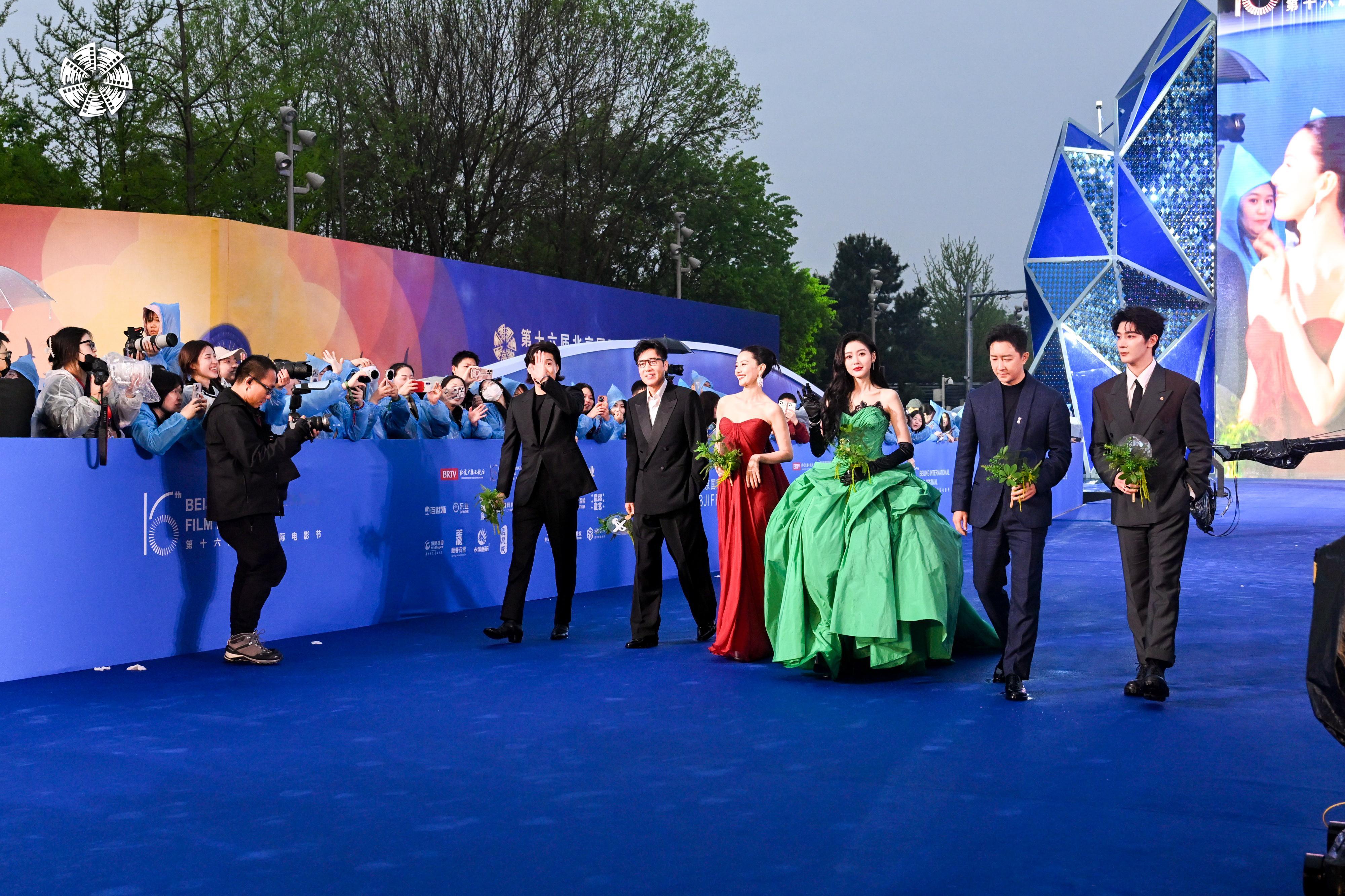 高圆圆张天爱大红配大绿北影节红毯北影节红毯视觉暴击来袭！高圆圆张天爱大红配大绿造