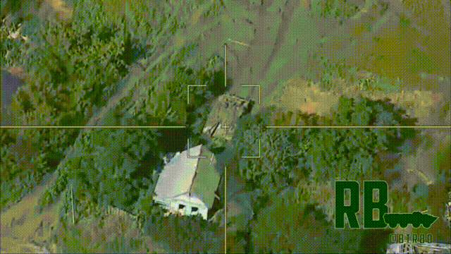 柳叶刀无人机摧毁乌军战车

在克拉斯诺利曼斯克的住宅区里有一辆乌军战车正在行驶，