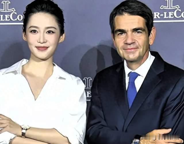红毯不拼礼服拼修养！白衬衫阔腿裤的李沁，早该大火