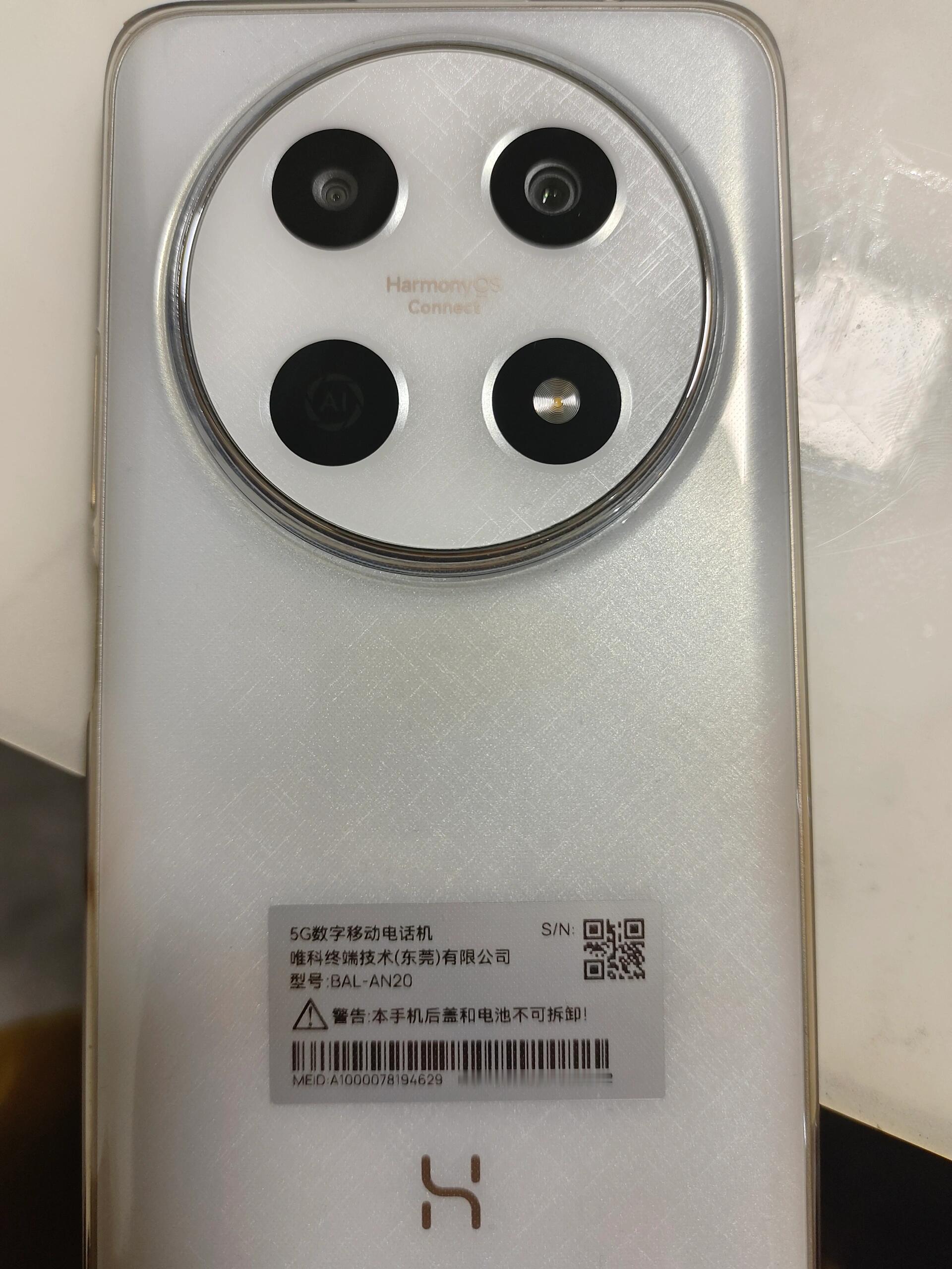 这是什么型号的手机？华为粉丝估计都不认识。 