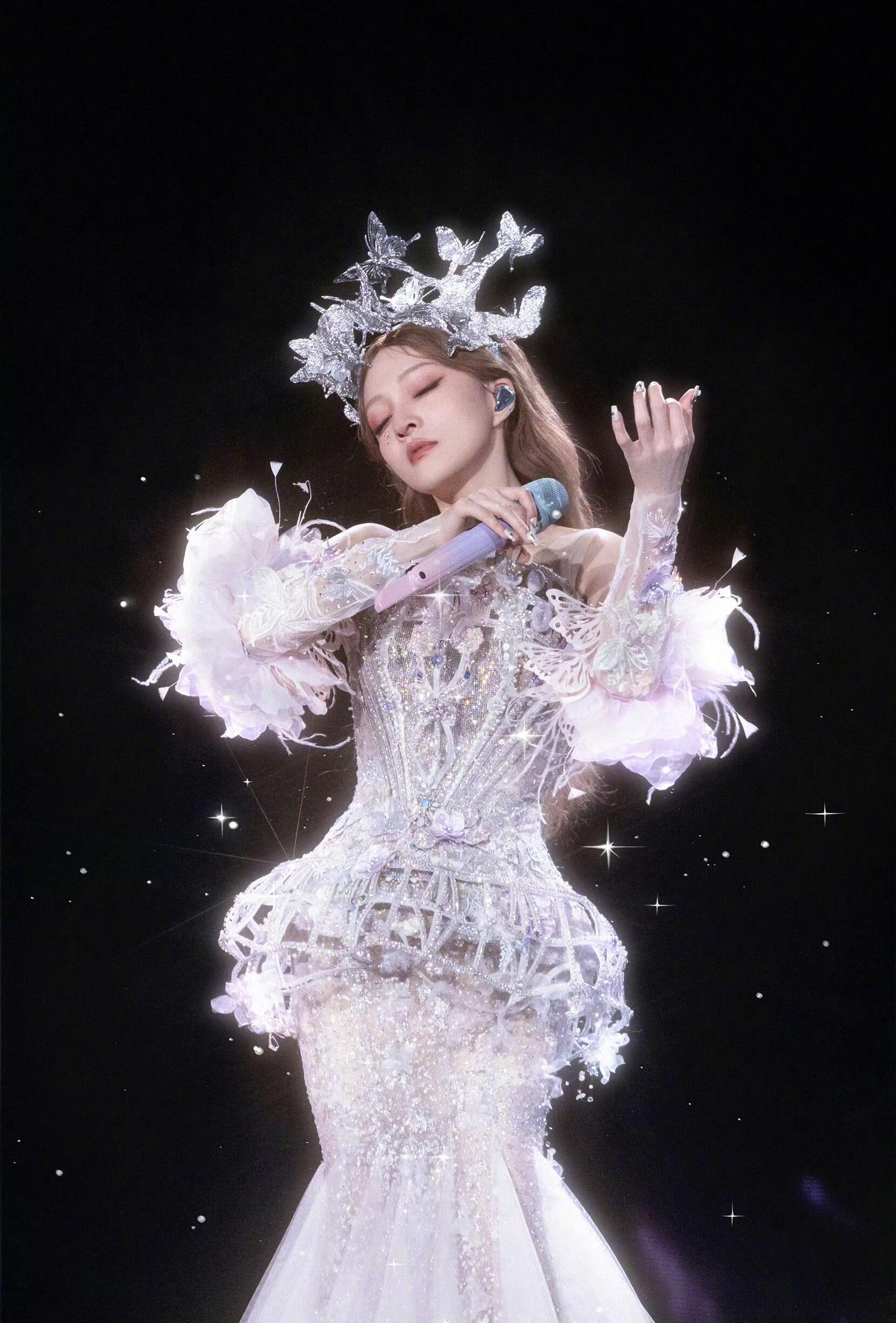 张韶涵前造型师回应裁员裁到大动脉前造型师做的张韶涵造型有多美！！这次真的是艺人听