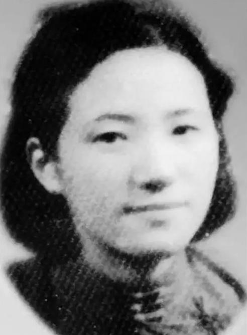 1934年，新婚第一天，作家苏青就撞见丈夫和表嫂在一起调情，她隐而不发，接连生下
