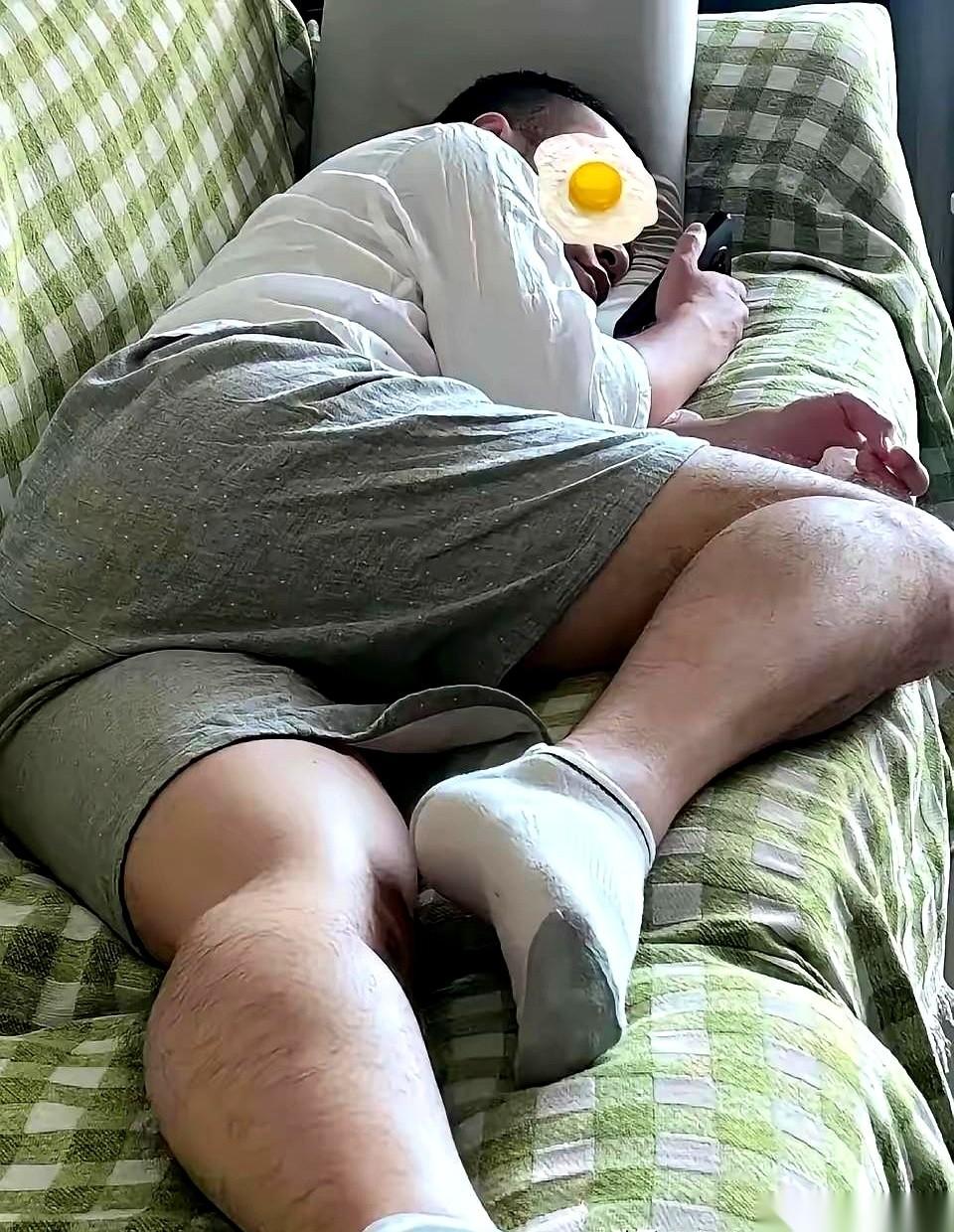 三十岁的儿子用亲属卡，刷走了超市理货母亲微信里仅剩的三百多块钱叫外卖。
这位母亲