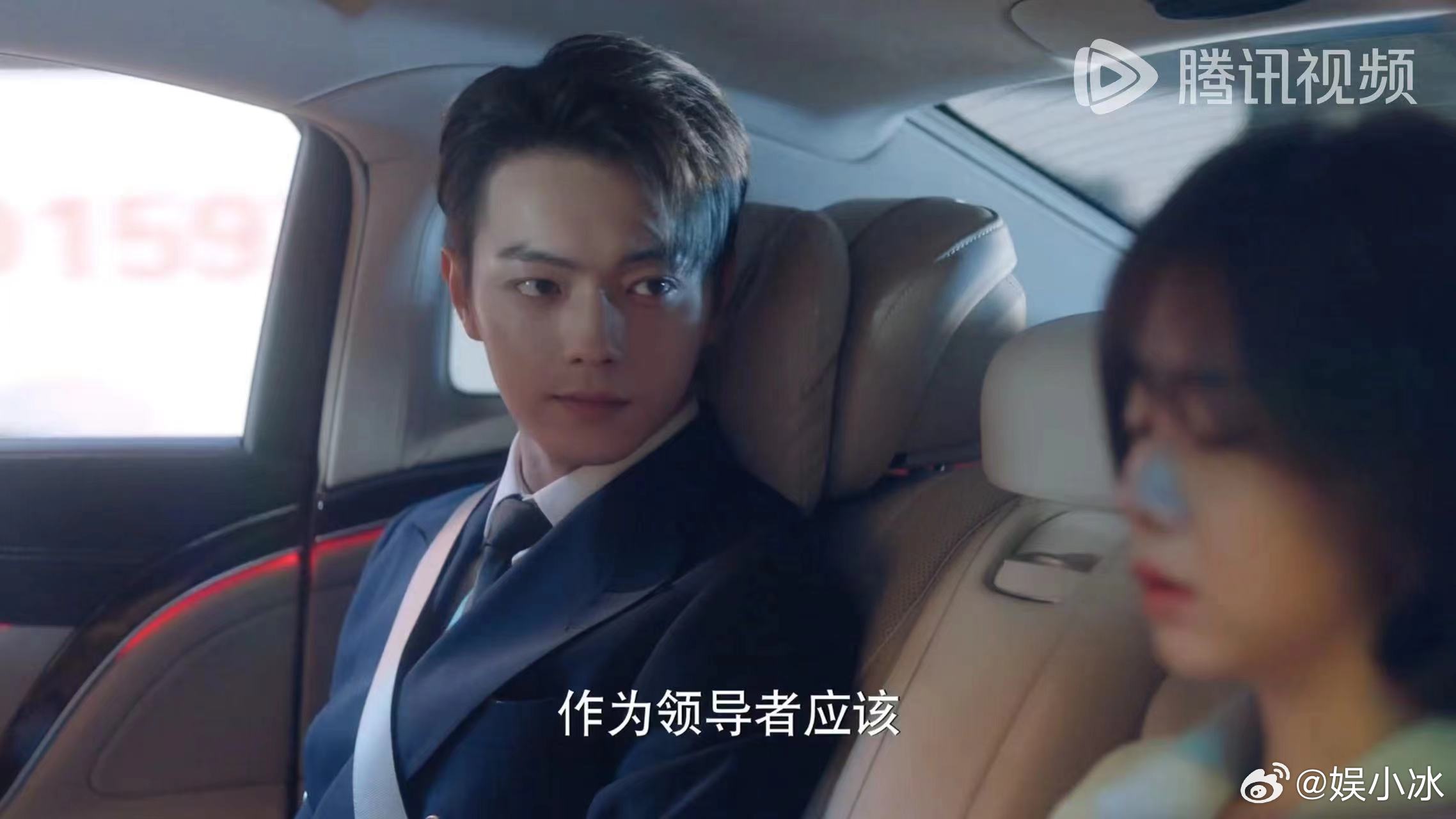 #韩廷你当面夸纪星不行吗##你比星光美丽# 鹅厂的观众们都在喊话呢！韩廷，别再傲