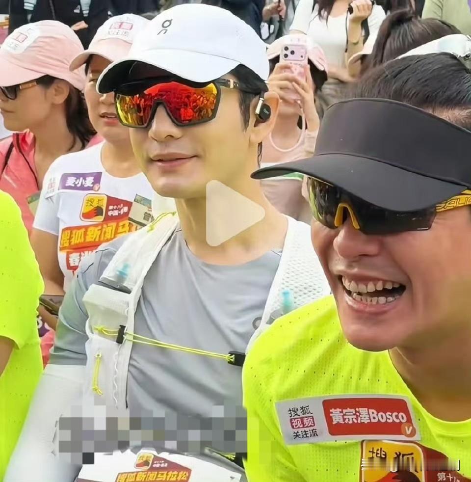 有时候真的不得不感慨，
人和人之间的差距
有时候就差在细节上

黄晓明1977年