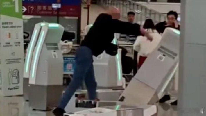 凤凰新闻【英国男子大闹香港机场被捕，背包里检获疑“伟哥”管制药品】据环球时报，综