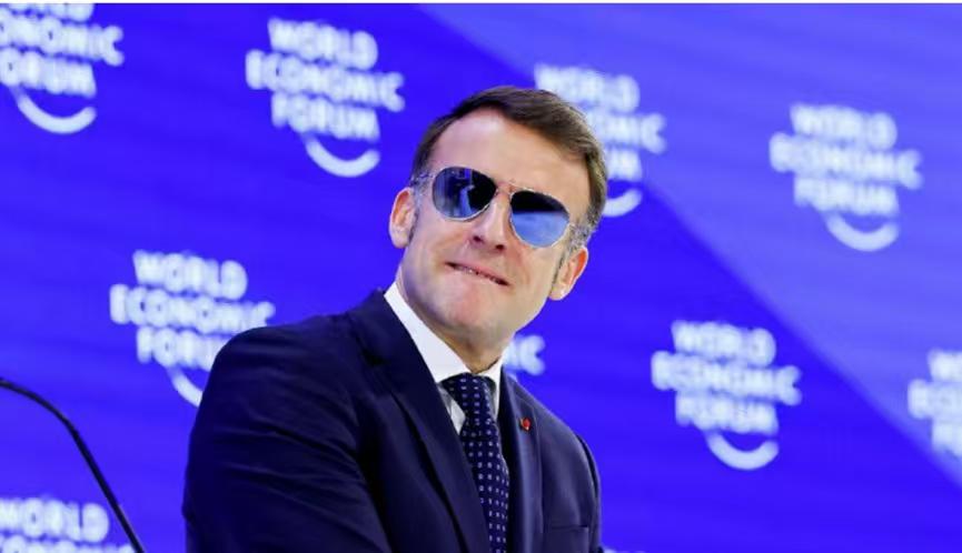 马克龙最近确实火了，成为万众瞩目的焦点：首先、他在室内戴墨镜，引起了大众的一些猜