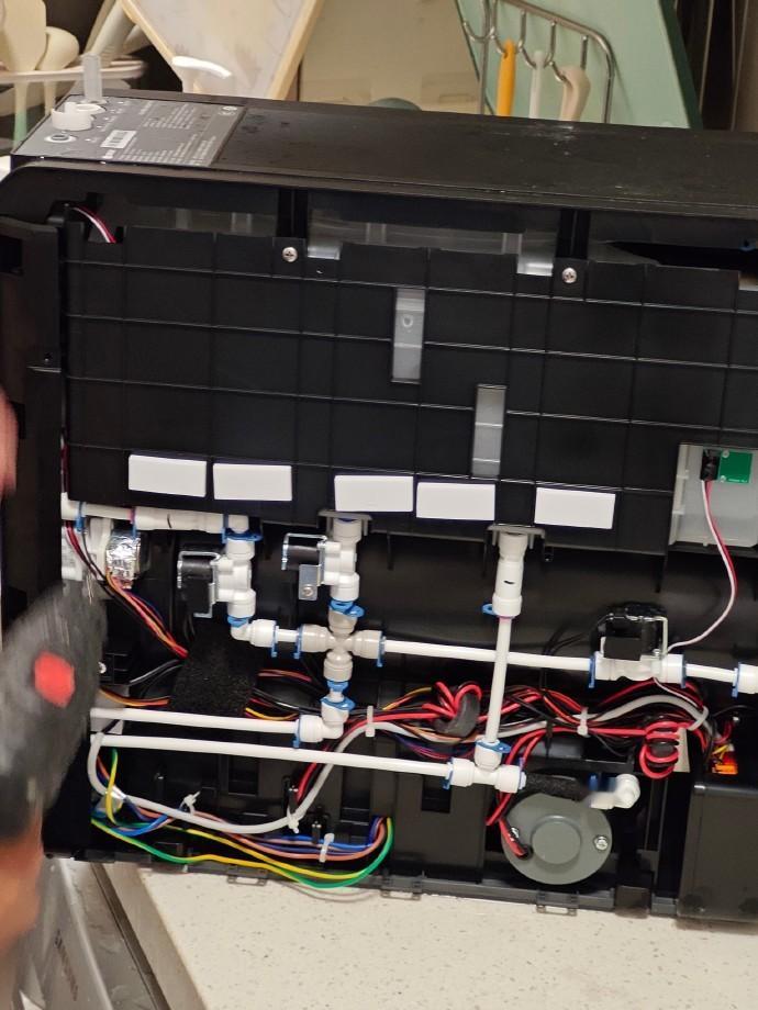 净水器选矿泉水还是纯净水 我建议直接选RO直饮水就行，矿泉水那点款物质真没啥用，