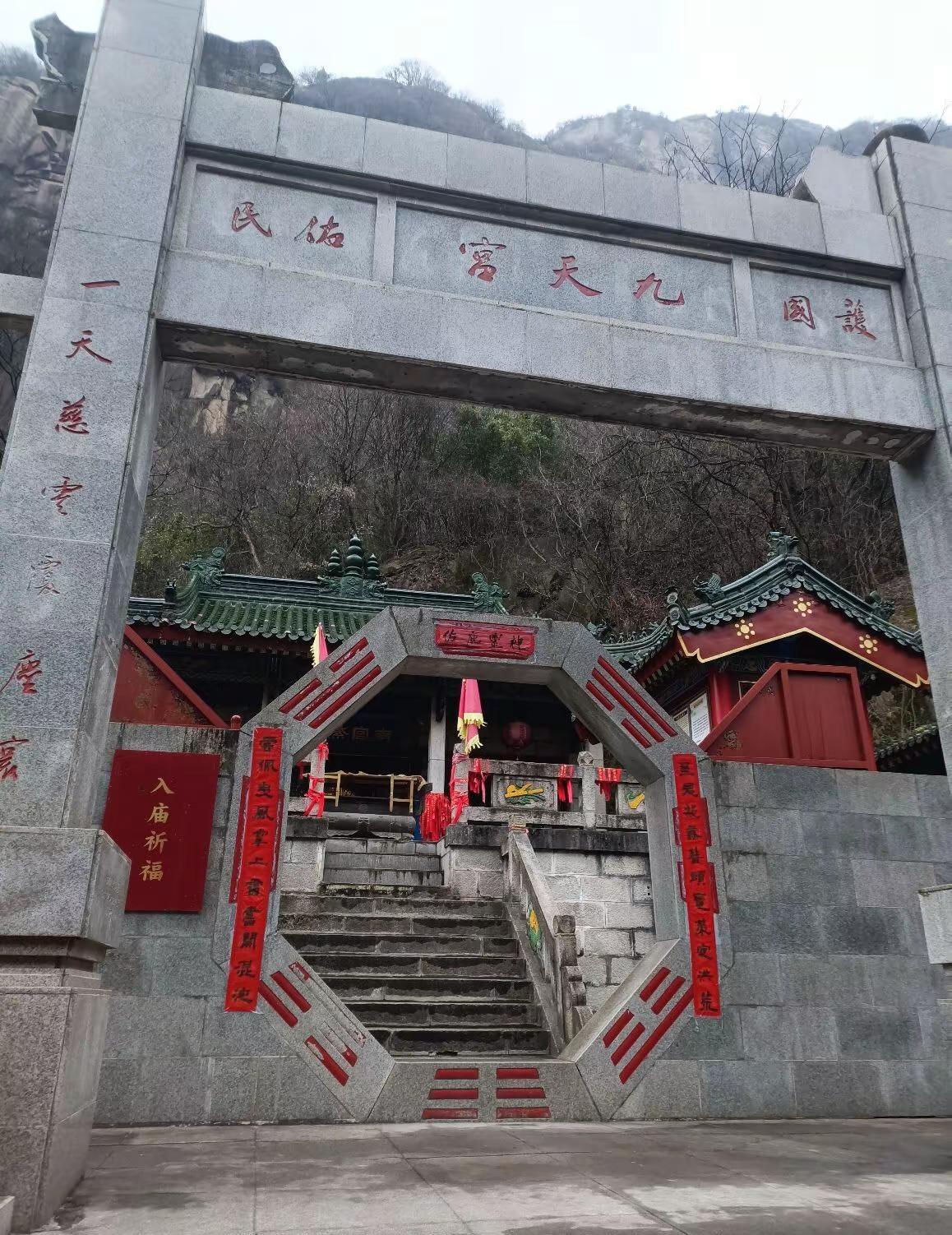 愿有人陪你登山望景，愿有人陪你颠沛流离