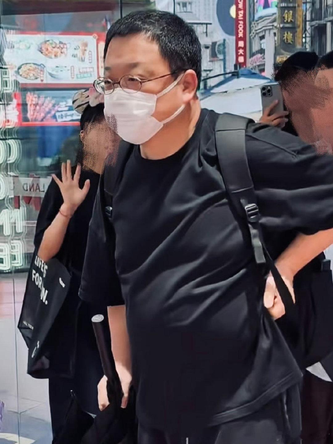 上海街头偶遇罗永浩上海街头偶遇罗永浩，背着书包乖乖排队，没有一点架子，超接地气，