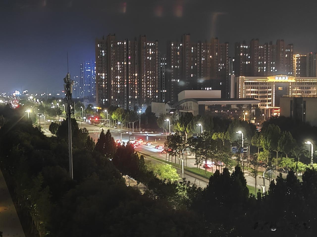 晒图笔记大赛中秋国庆双节临近，夜晚也变得格外美丽，荧光灯下城市的夜晚让人驻足观看