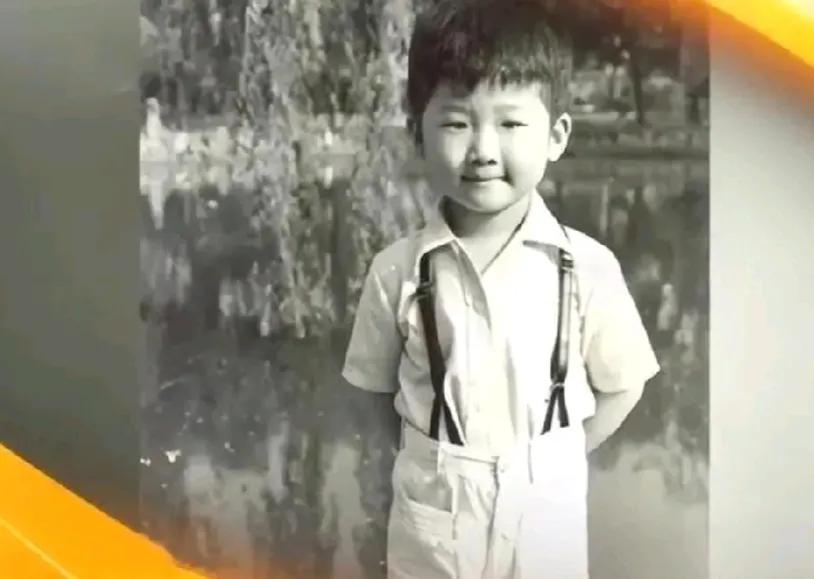 小男孩出生演艺之家，母亲是著名演员，小时候的他看起来乖巧可爱，长大后也成为一名演