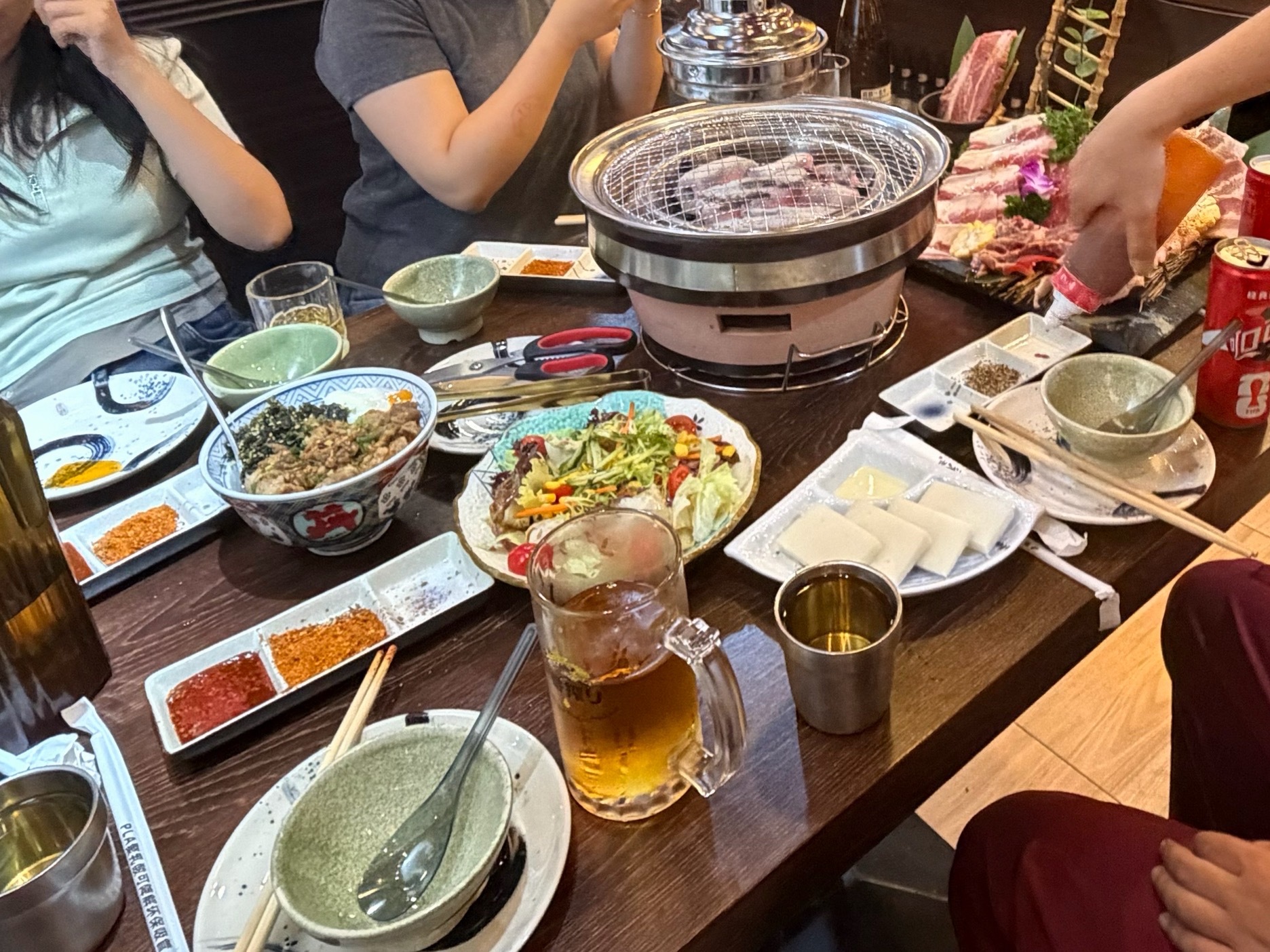 阿宫今天在吃 和同事的散伙饭很多人都只能和自己并肩一段路，然后再走向各自的道路，