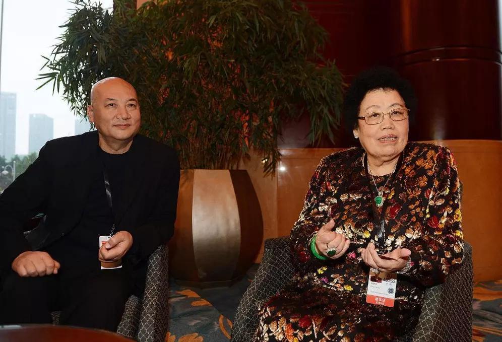 不对等的婚姻有多卑微。陈丽华给迟重瑞尊严了吗？这只有迟重瑞自己知道，如果迟重瑞很