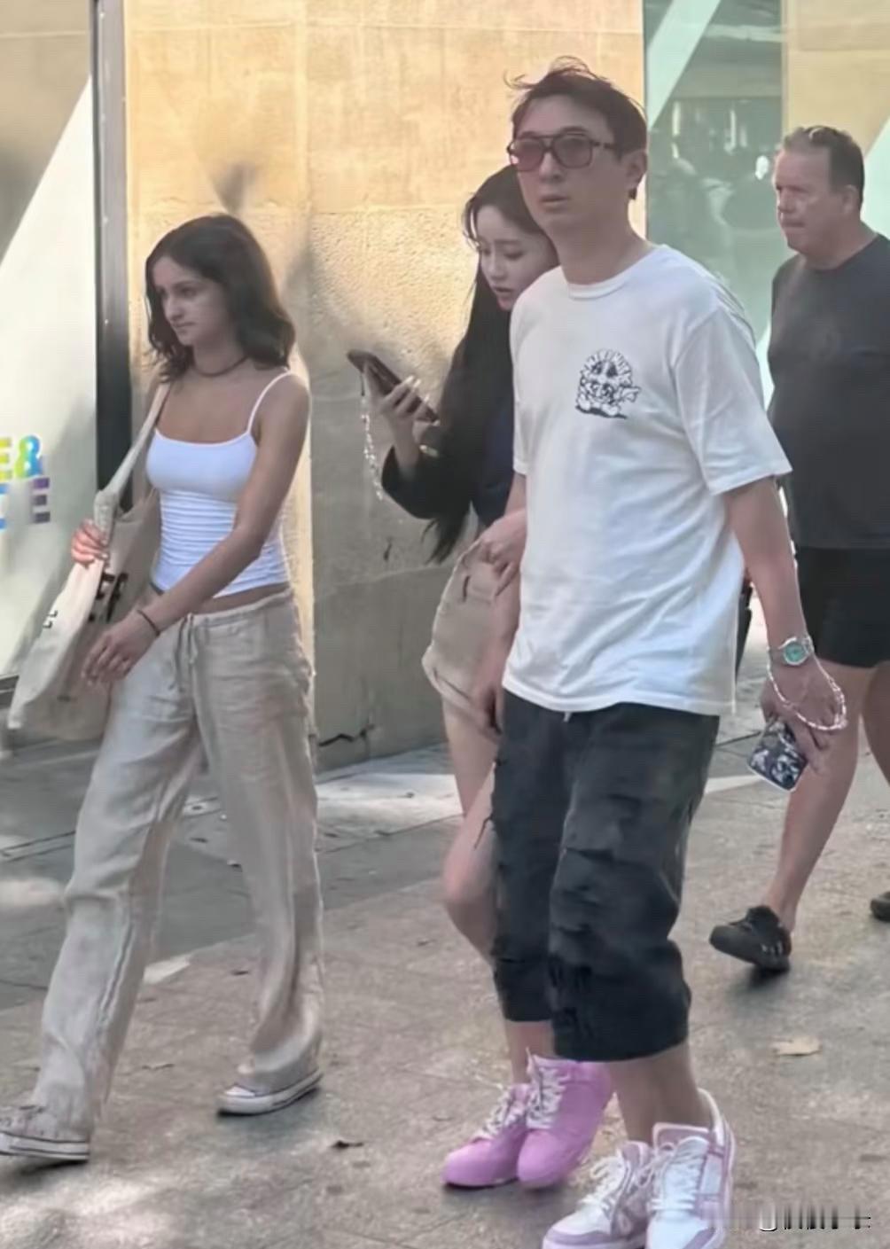 王思聪和女友懒懒在法国巴黎街头出现，他的穿衣打扮完全不像富二代，长相和身材都很一