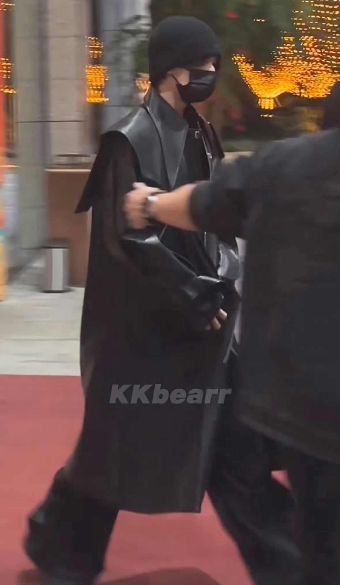 点开去年今天，完全b男、 机场就是秀场，被我戏完美诠释 