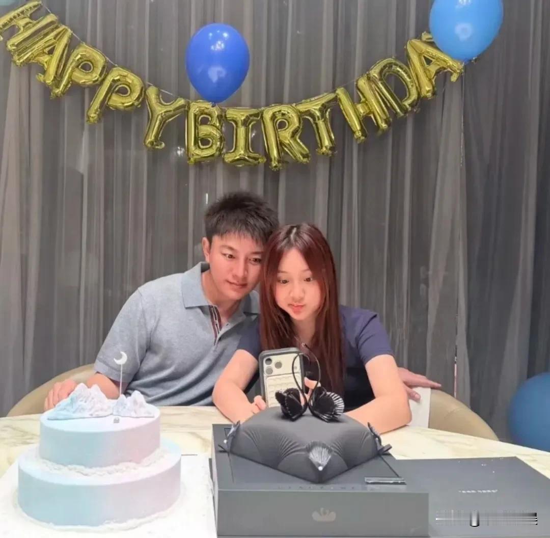 4月12号，是贾乃亮的41岁生日，他高调晒照，晒自己和女儿甜馨的合照，父女俩人同